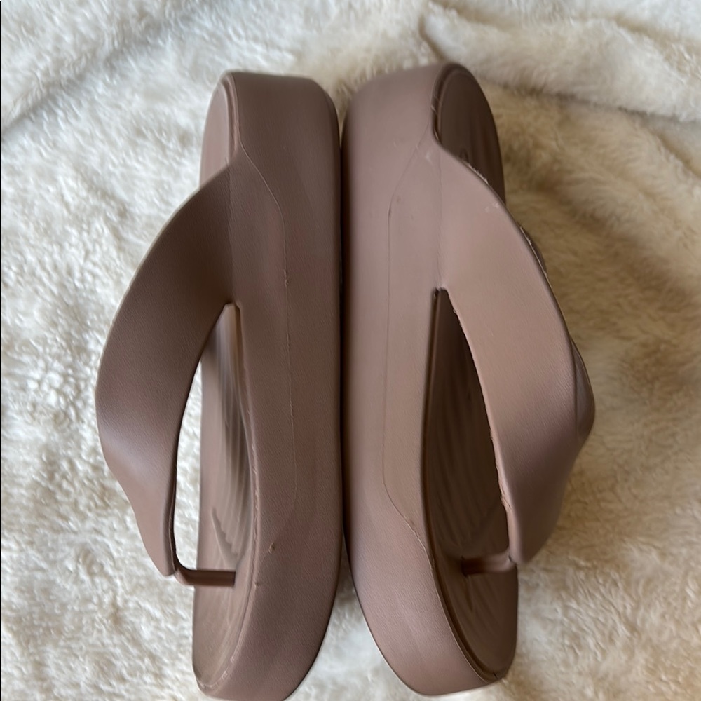 CROCS Gateway Flip Flop - Picture 3 of 7